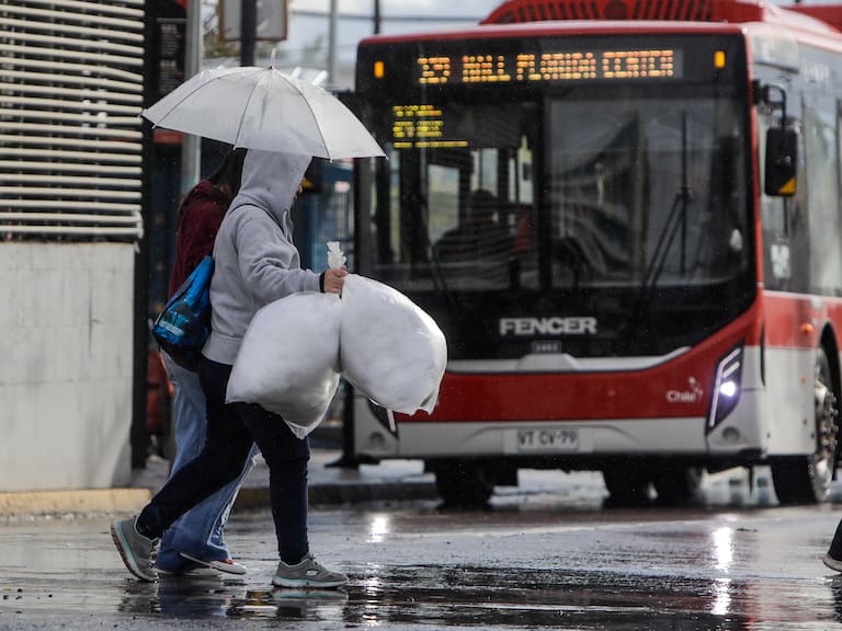 Lluvia en Santiago hoy: ¿Cuántos milímetros caerán en la Región Metropolitana por el sistema frontal?