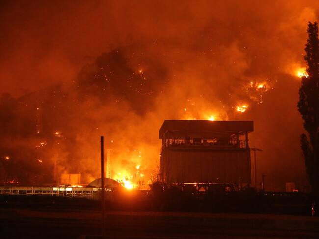 El fuego ilumina el cielo en la ciudad turca de Milas