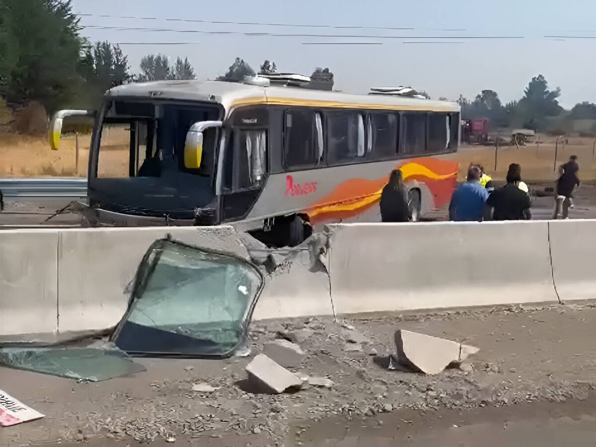 Grave accidente entre bus y automóvil en región del BioBío: tres fallecidos y varias personas heridas