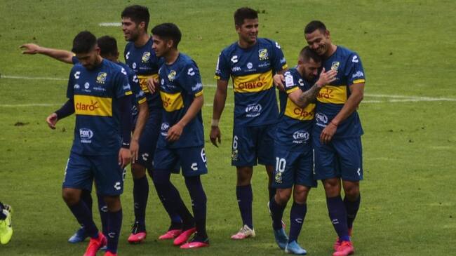 22 DE DICIEMBRE DE 2020 / VIÑA DEL MAR Juan Ezequiel Cuevas convierte gol de tiro librel, durante el partido valido por la fecha 25 del Campeonato Nacional AFP PlanVital 2020, entre Everton y Cobresal, disputado en el Estadio Sausalito.
FOTO: MIGUEL MOYA / AGENCIAUNO
