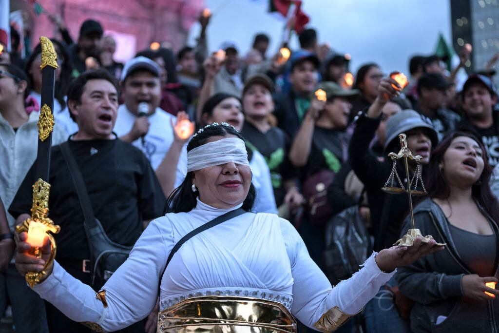 Un grupo de personas se manifiestan en contra de la reforma judicial en la Ciudad de México.