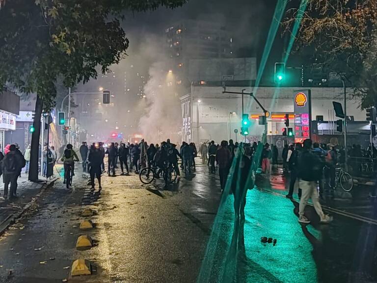 Incidentes en Santiago: manifestantes levantan barricadas en las afueras de la Posta Central