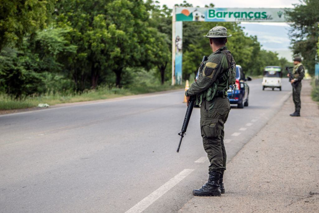 Unos soldados de Colombia custodian las rutas en las cercanías del municipio de Barrancas, en la región de La Guajira.