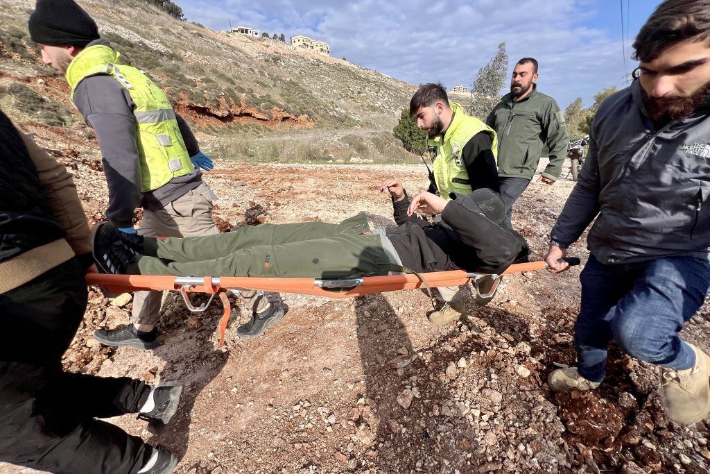 Equipos de emergencia de Líbano trasladan a una persona herida por disparos de las tropas de Israel en la zona sur del territorio libanés