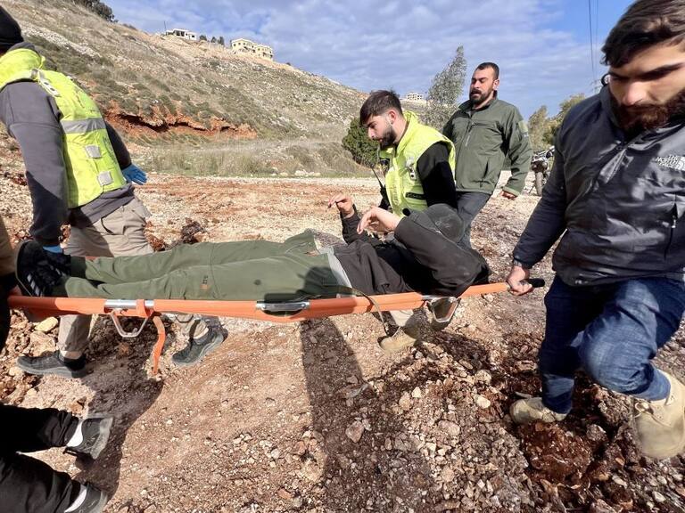 Equipos de emergencia de Líbano trasladan a una persona herida por disparos de las tropas de Israel en la zona sur del territorio libanés