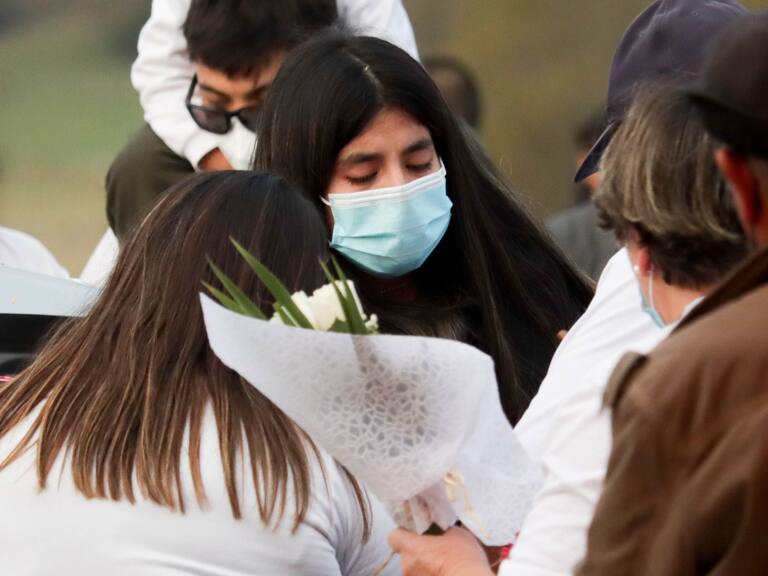 23 de Abril de 2021 / ARAUCO
Estefania Gutierrez, Madre de Tomas Bravo ,durante la llegada a Arauco del cuerpo de Tomas Bravo desde el Servicio Medico Legal de Concepcion, para su posterior velatorio. Menor desaparecido en Lebu en el sector de Caripilun encontrado el pasado 17 de febrero de 2021, durante el estado de catastrofe de la pandemia covid-19
FOTO: CAMILO CASTRO / AGENCIAUNO