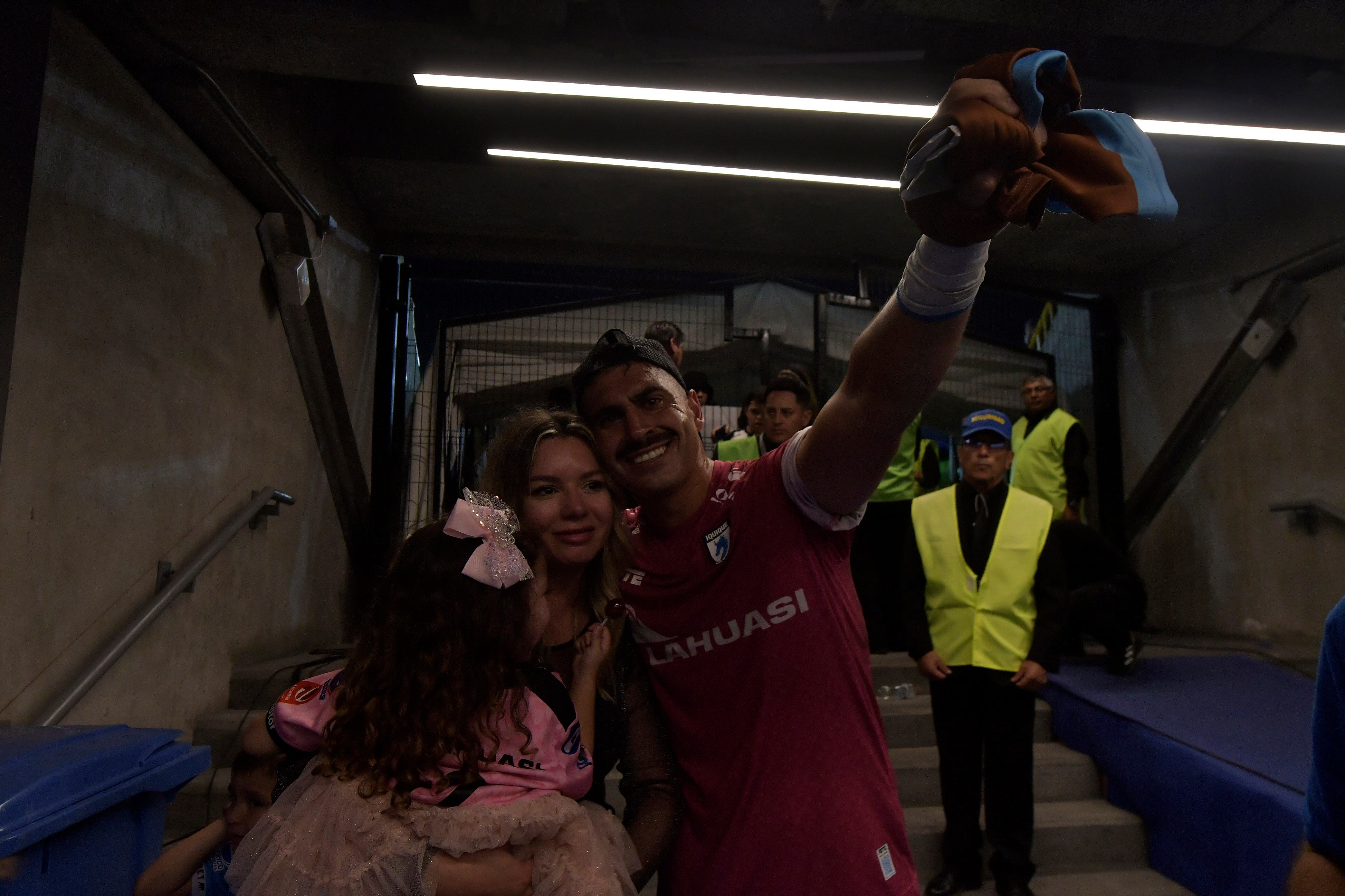 Daniel Castillo, festejando con su familia tras conseguir el ascenso en Deportes Iquique | Agencia Uno