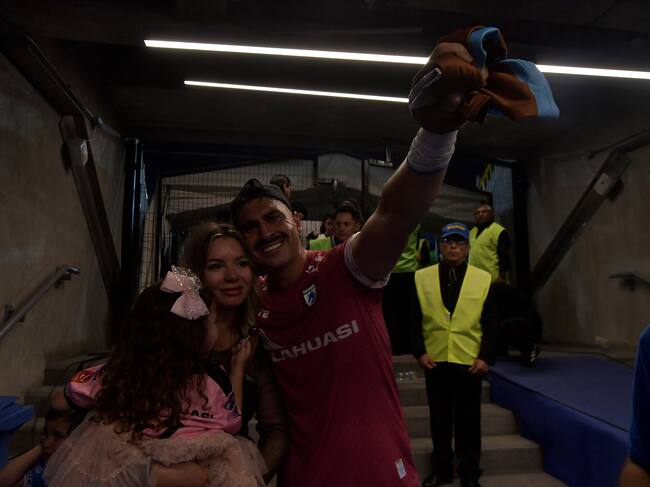 Daniel Castillo, festejando con su familia tras conseguir el ascenso en Deportes Iquique | Agencia Uno