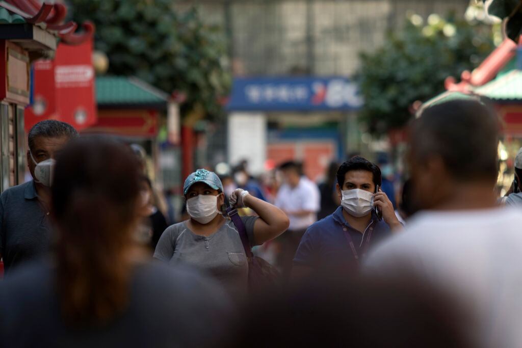 Ciudadanos peruanos utilizan mascarillas en las calles de Lima