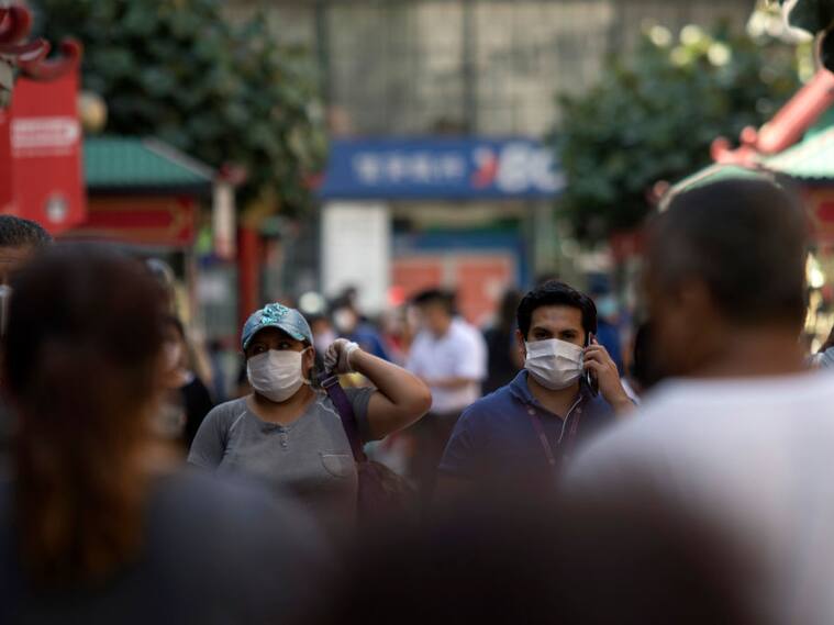 Ciudadanos peruanos utilizan mascarillas en las calles de Lima