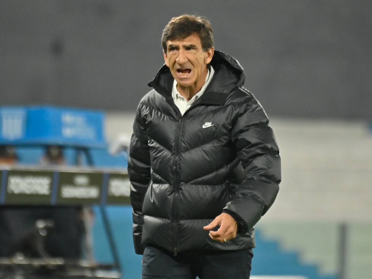 Un multicampeón con la UC asumiría el interinato en Racing Club tras el despido de Gustavo Costas