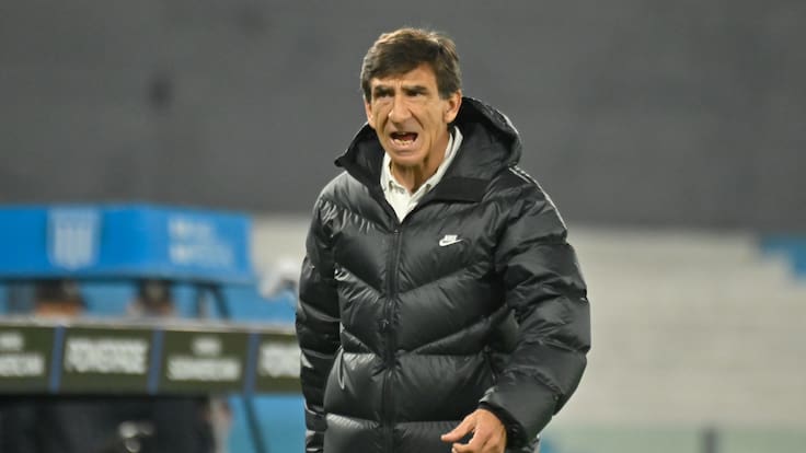 Un multicampeón con la UC asumiría el interinato en Racing Club tras el despido de Gustavo Costas