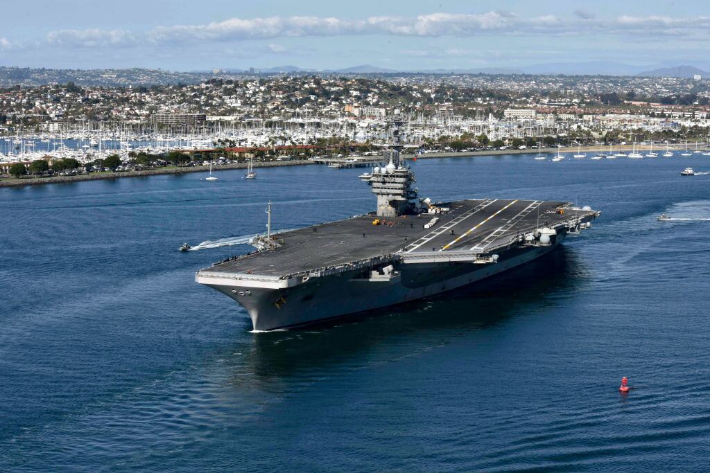 El portaaviones USS Theodore Roosevelt de la Armada de Estados Unidos saliendo del puerto de San Diego en California.