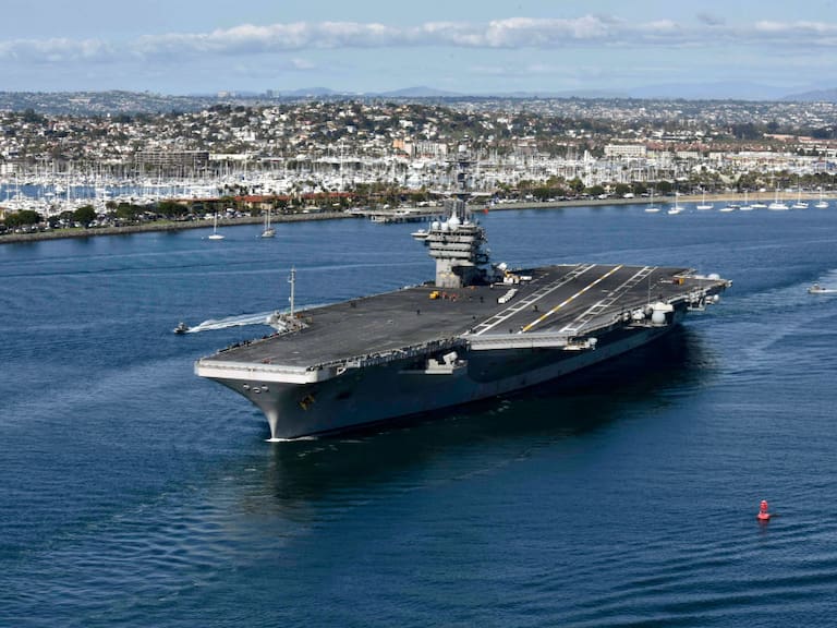 El portaaviones USS Theodore Roosevelt de la Armada de Estados Unidos saliendo del puerto de San Diego en California.