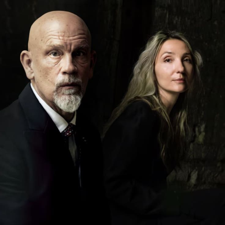 “El público reacciona igual en todo el mundo”: el mensaje de la obra que trae a John Malkovich a Chile y que lo une a Bolaño