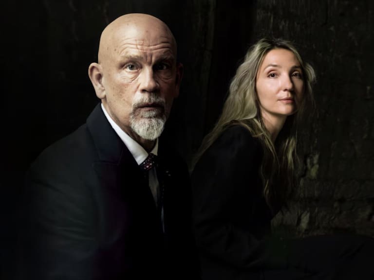 “El público reacciona igual en todo el mundo”: el mensaje de la obra que trae a John Malkovich a Chile y que lo une a Bolaño