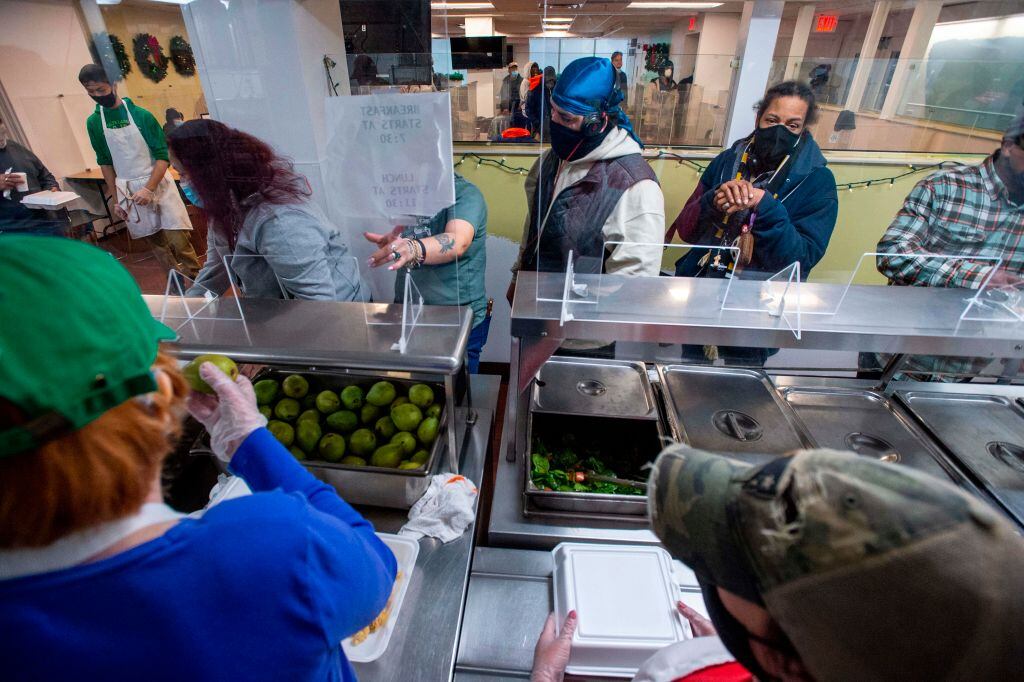 Comedor sirve alimentos a personas en situación de calle en Boston