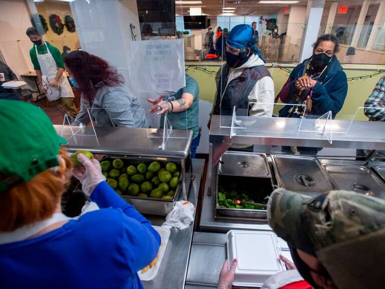 Comedor sirve alimentos a personas en situación de calle en Boston