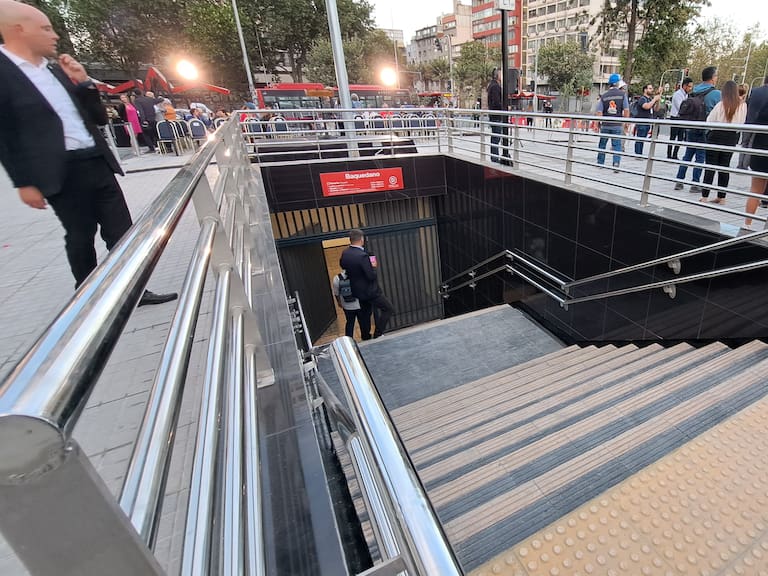 Metro de Santiago reabre acceso a estación Baquedano tras más de cuatro años cerrado