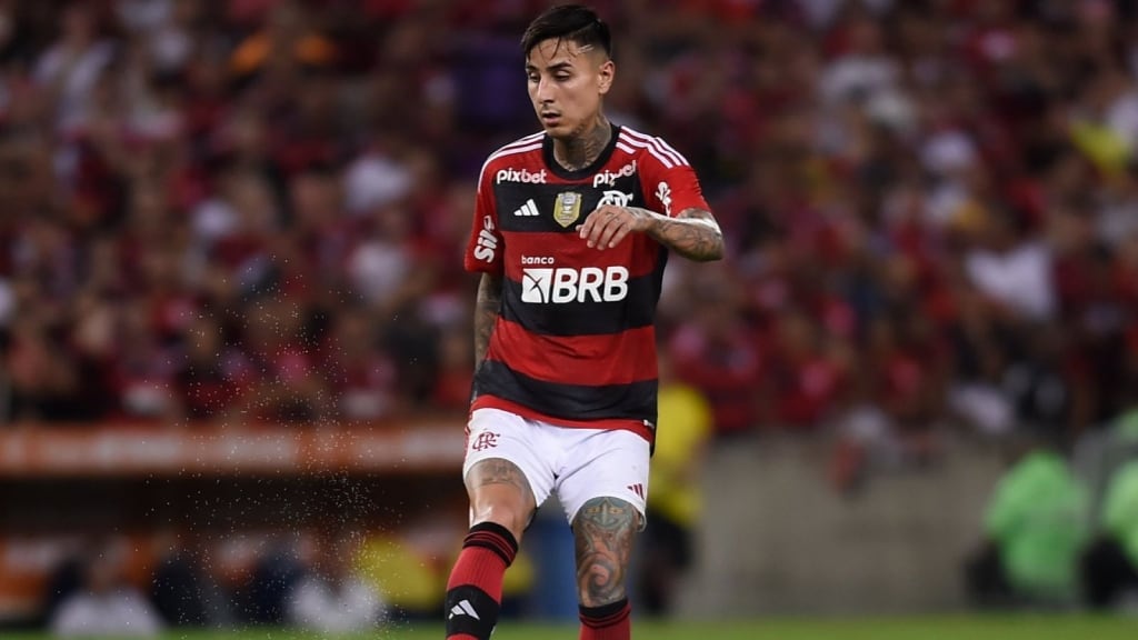 Erick Pulgar se luce como central en victoria de Flamengo ante el líder del Brasileirao