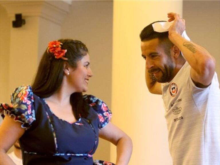 Mauricio Isla se lució bailando cueca en concentración de Chile