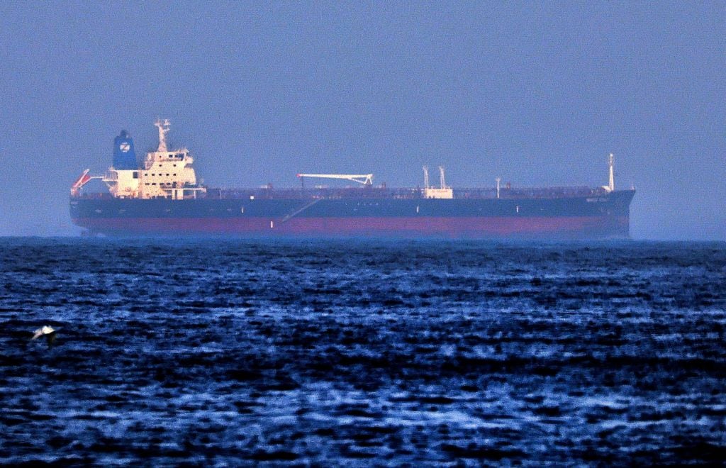 El buque MT Mercer Street tras dejar el puerto en Emiratos Árabes Unidos