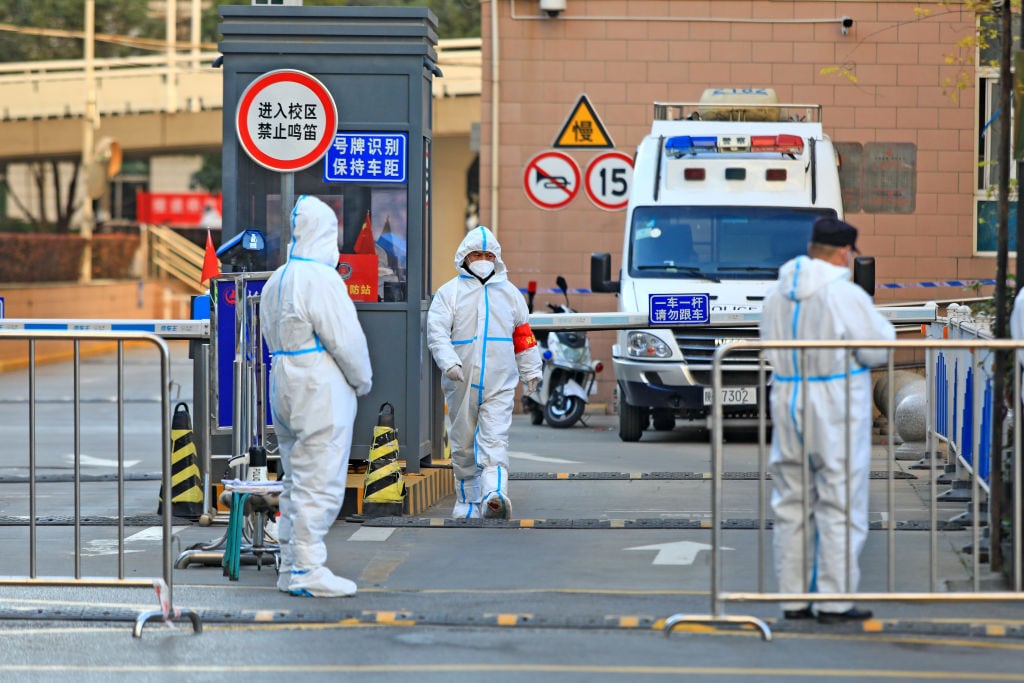 Equipos sanitarios vigilan los accesos en las calles de la ciudad china de Xian