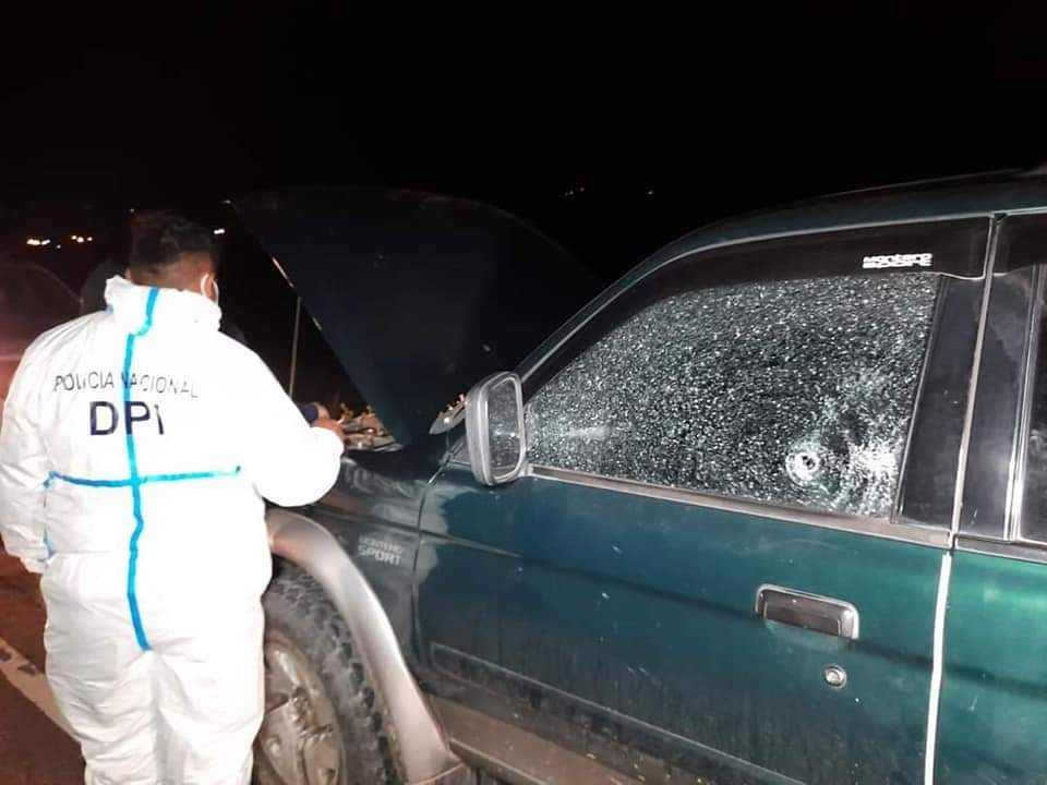 El vehículo baleado del excandidato a alcalde opositor Nery Reyes