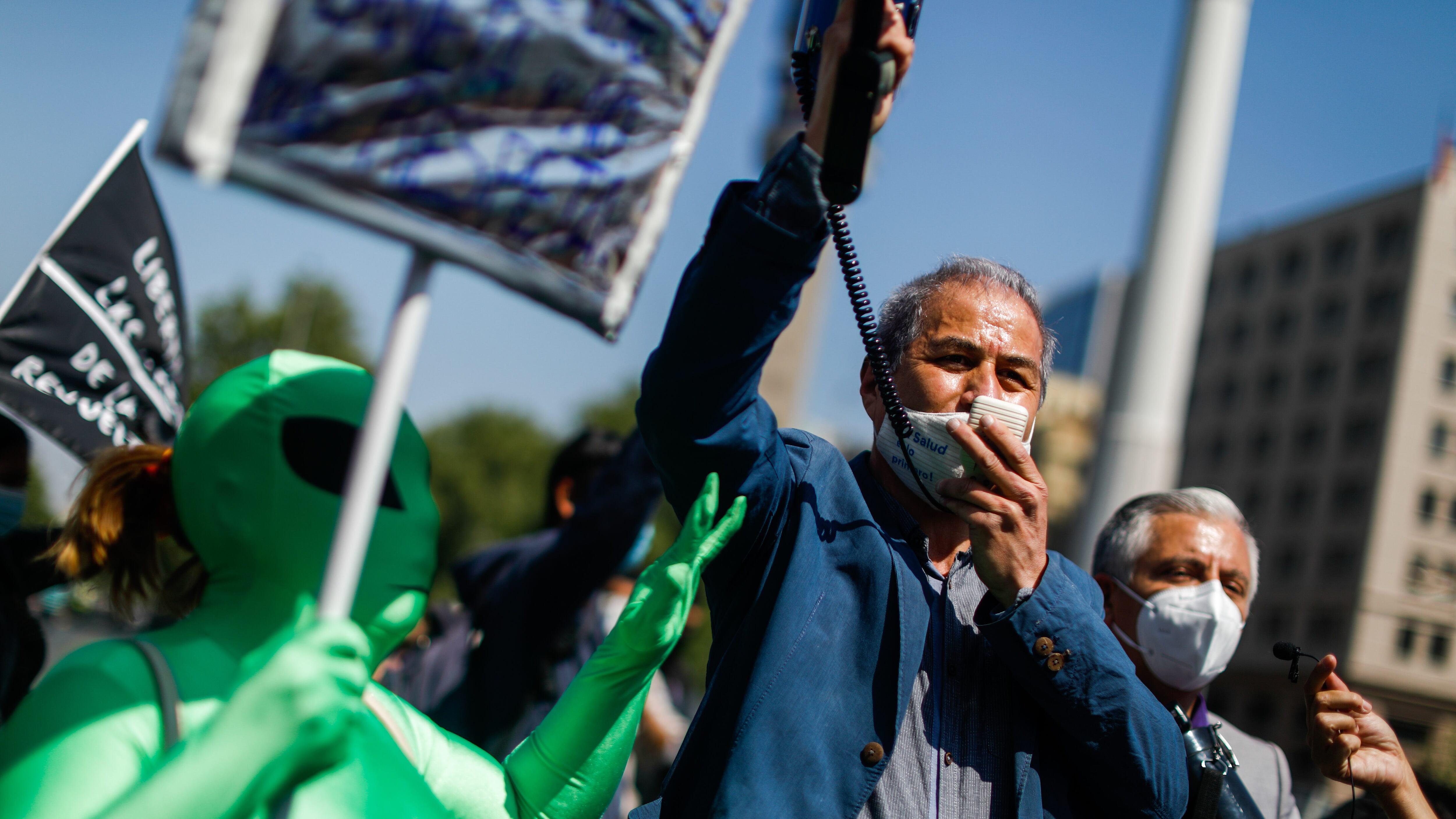 13  de Octubre de 2021 /SANTIAGO Unas personas se manifiestan, durante una marcha desde Plaza Dignidad hasta La Moneda, convocada por el Colegio de Profesoras y Profesores Metropolitano para protesta contra el veto del gobierno a la ley de mejoras a las condiciones laborales de los docentes, en el marco de una jornada de paro nacional.
FOTO CRISTOBAL ESCOBAR /AGENCIAUNO