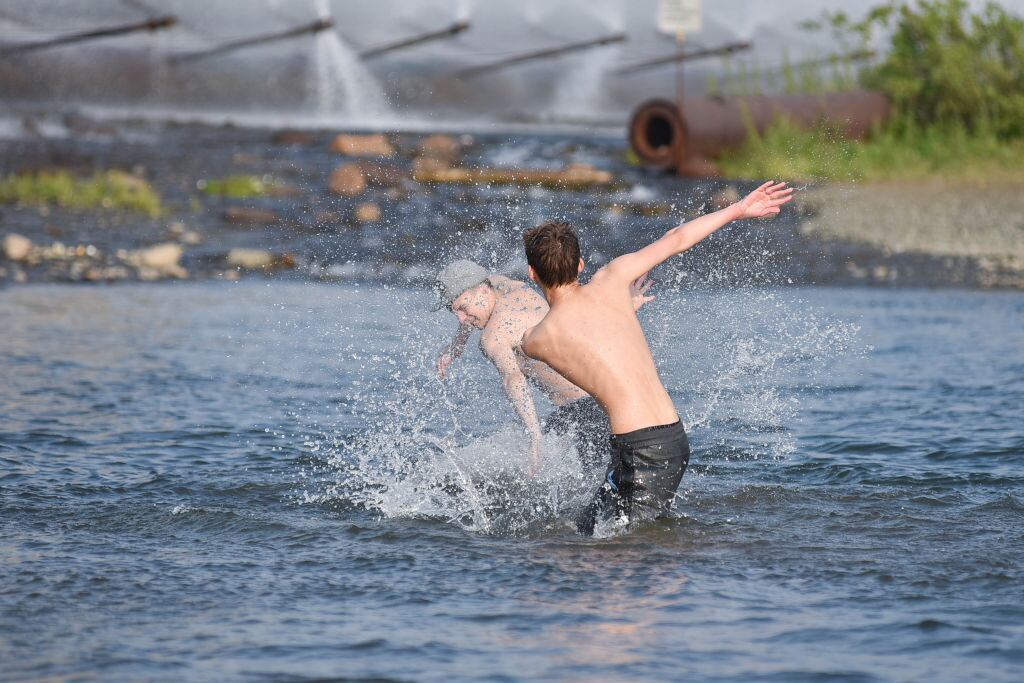 Jóvenes se lanzan a un lago en la ciudad de Norilsk, en el norte de Siberia