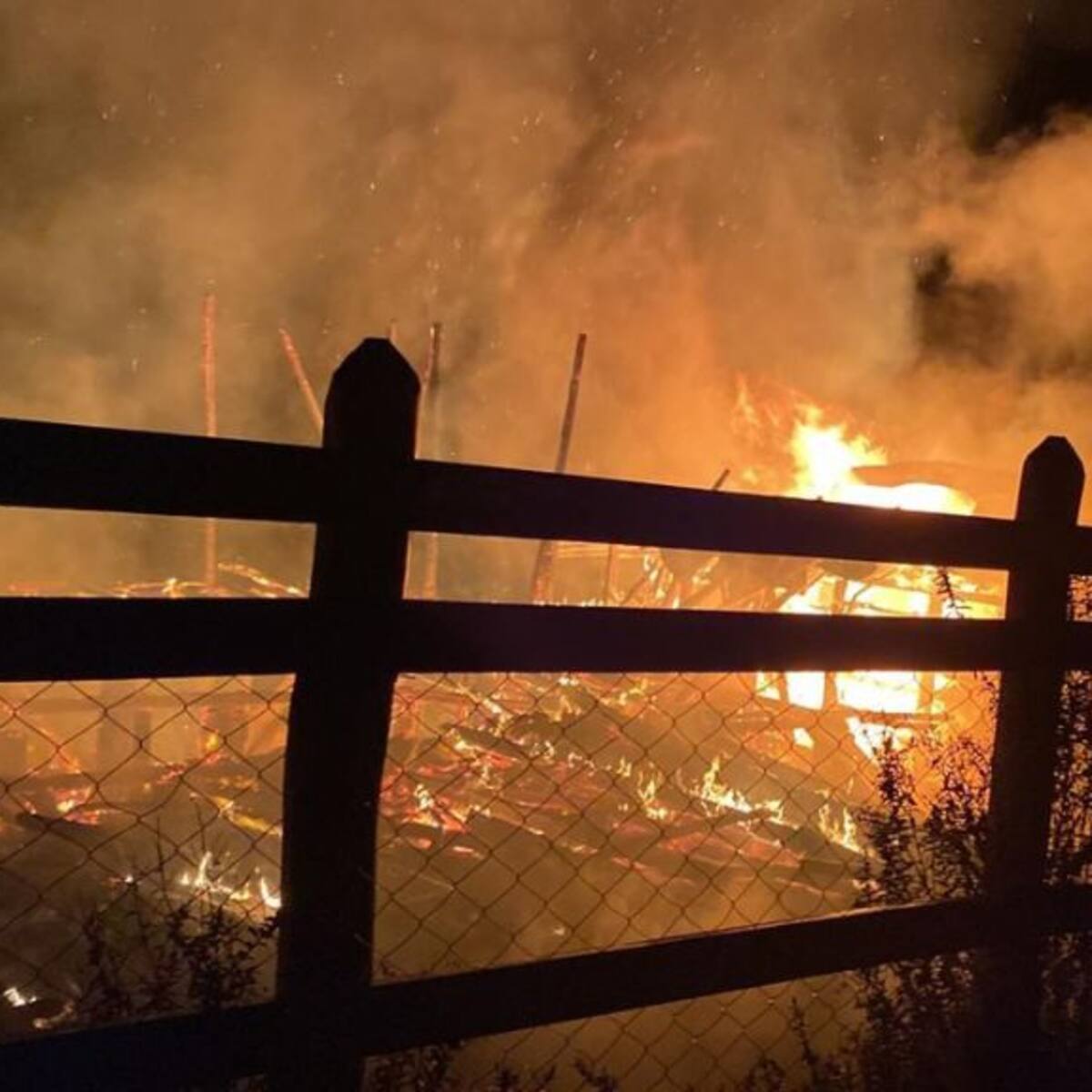 Cañete: incendian capilla y dejan lienzo exigiendo la liberación de comuneros mapuche
