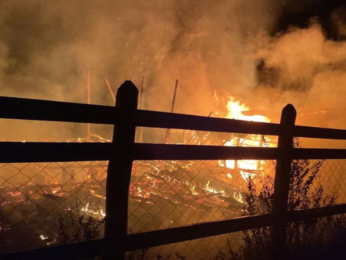 Contulmo: ataque incendiario por desconocidos consume una iglesia y una sede social