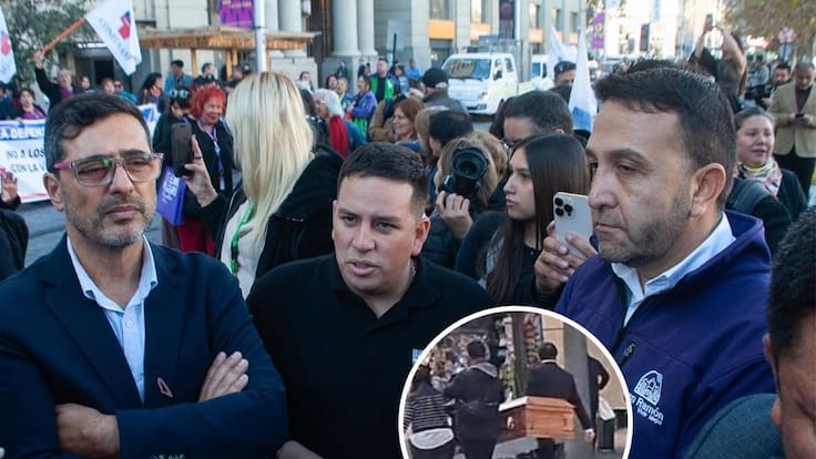 Alcaldes entregan carta a Presidente Kast y llegan con ataúd a La Moneda: acusan que recortes “mata” la salud primaria