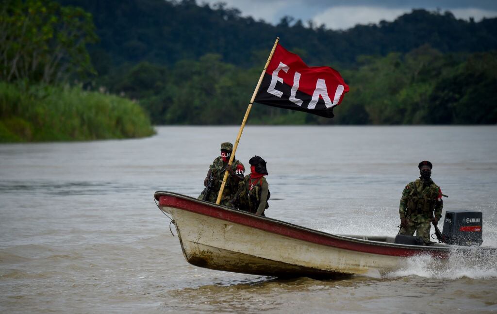 Patrulla del ELN avanza por un río del departamento del Choco