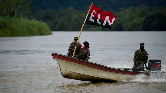 Patrulla del ELN avanza por un río del departamento del Choco