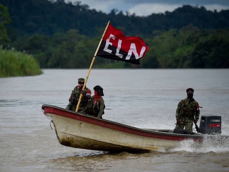Patrulla del ELN avanza por un río del departamento del Choco