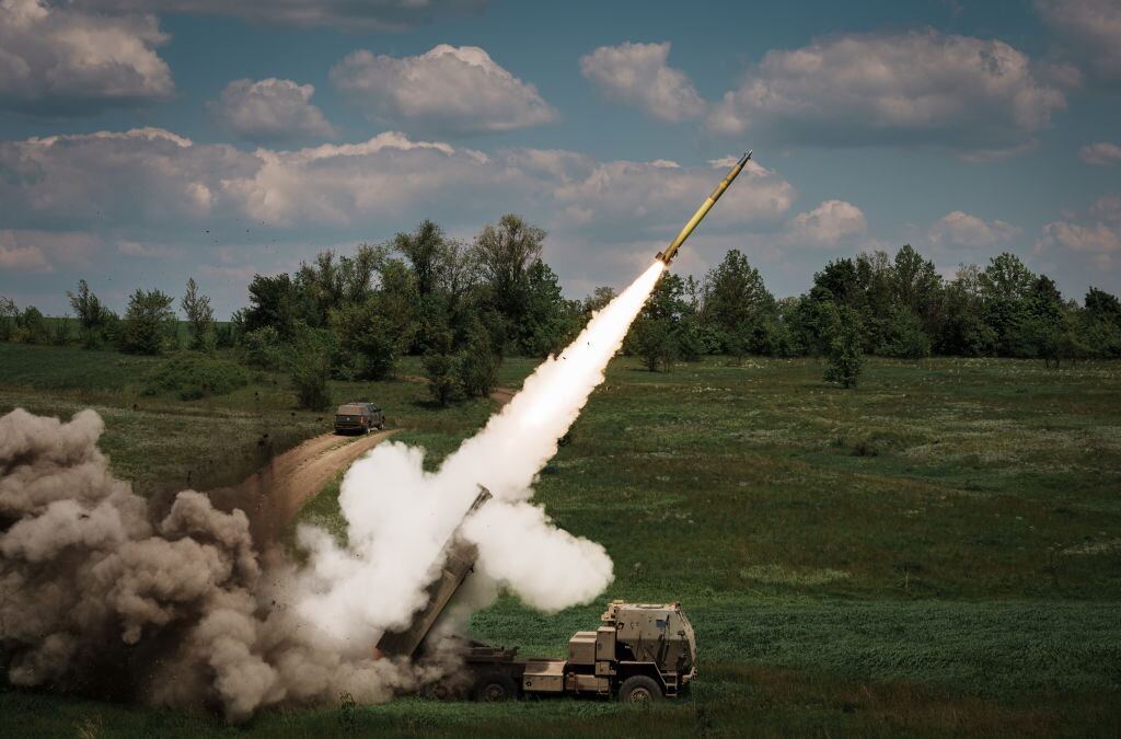 Militares de Ucrania utilizan un sistema HIMARS de Estados Unidos