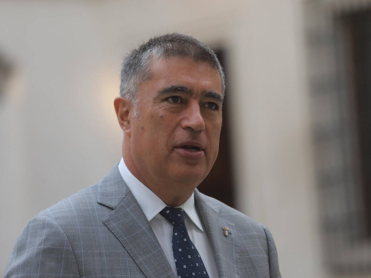 Este es el plazo límite que Mario Desbordes fijó para erradicar todo el comercio ilegal en la comuna de Santiago
