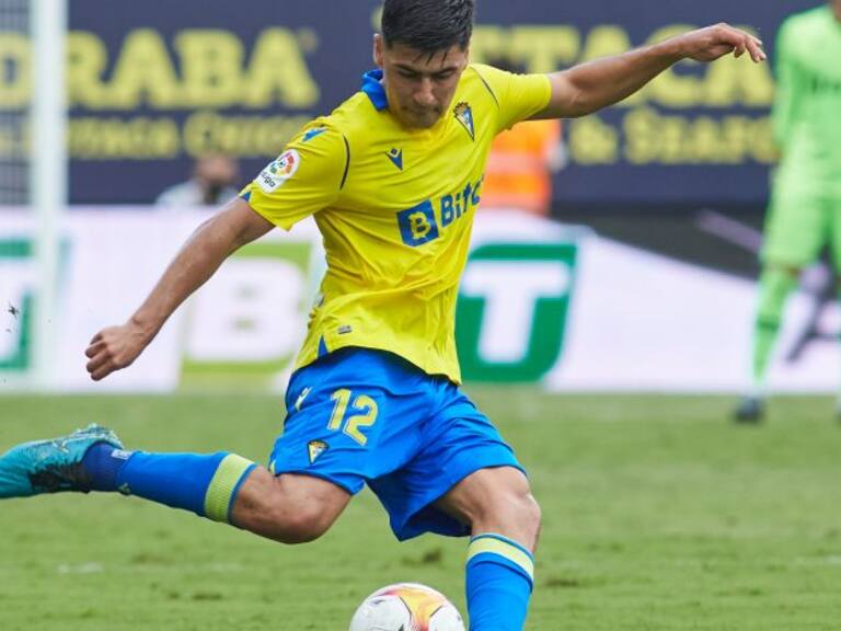 El mediocampista chileno Tomás Alarcón fue titular en derrota del Cádiz ante Sevilla