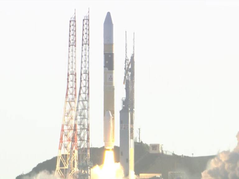 «Nuestro viaje al Planeta Rojo comienza aquí»: Así fue el lanzamiento de la primera sonda espacial árabe a Marte