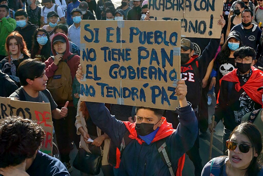 Manifestantes marchan en medio del paro nacional en la capital de Ecuador