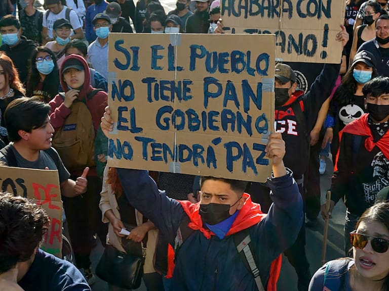 Manifestantes marchan en medio del paro nacional en la capital de Ecuador