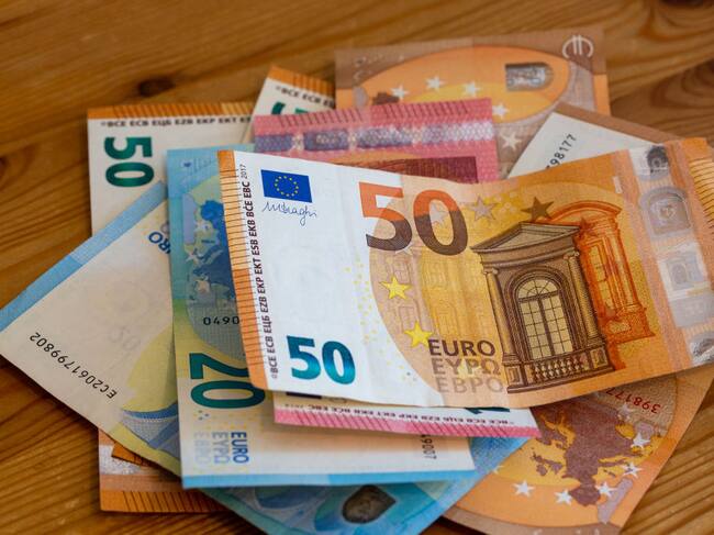 Un grupo de billetes de euros sobre una mesa en la ciudad de Berlín