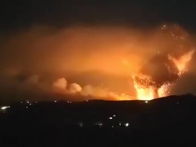 VIDEO: Provocó hasta un temblor: Registran enorme explosión en Siria tras bombardeo israelí