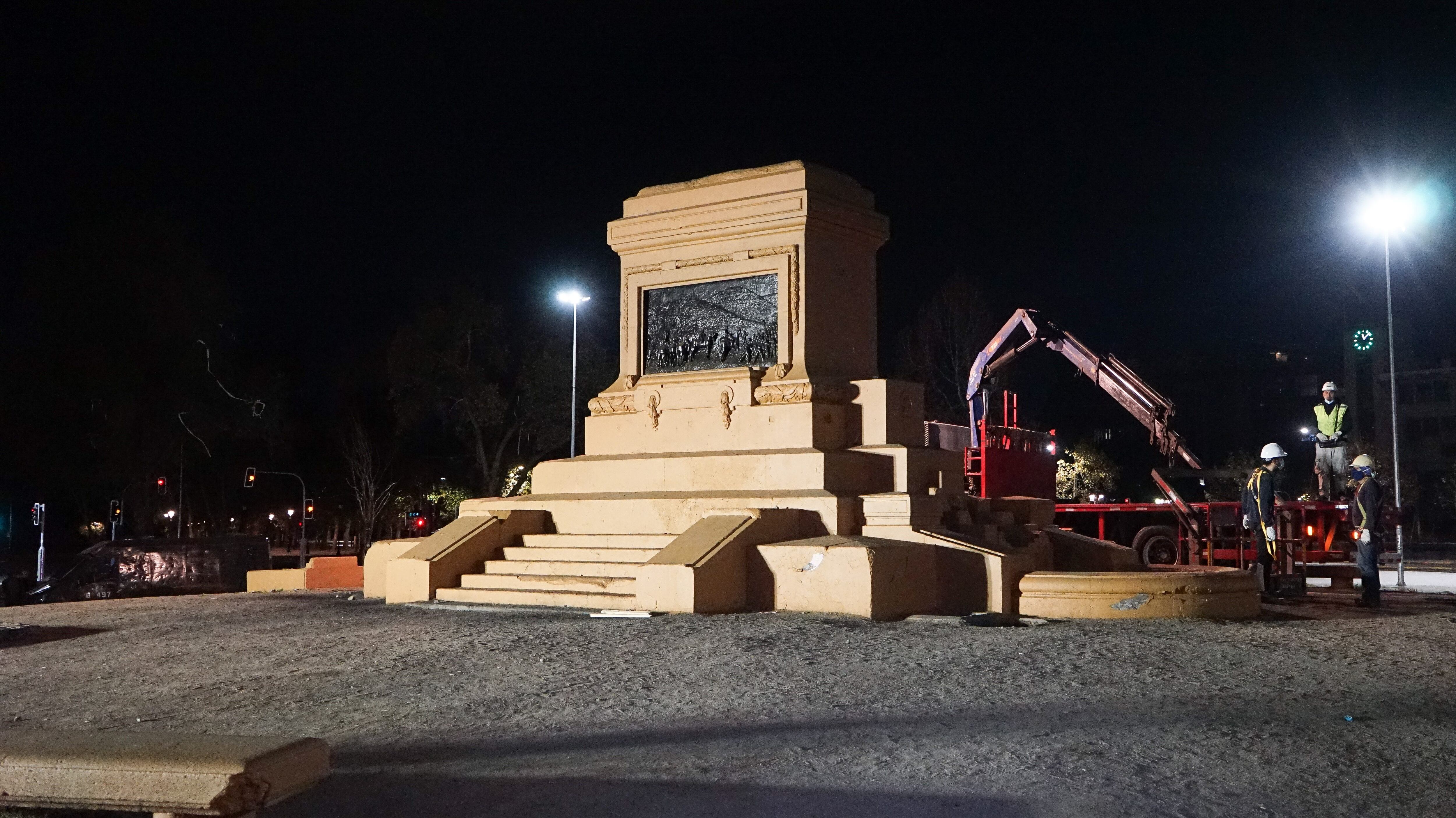12 de Marzo de 2021/SANTIAGO Esta madrugada se inició el traslado del monumento del General Baquedano a su restauración que durará un año
FOTO: FRANCISCO CASTILLO /AGENCIAUNO