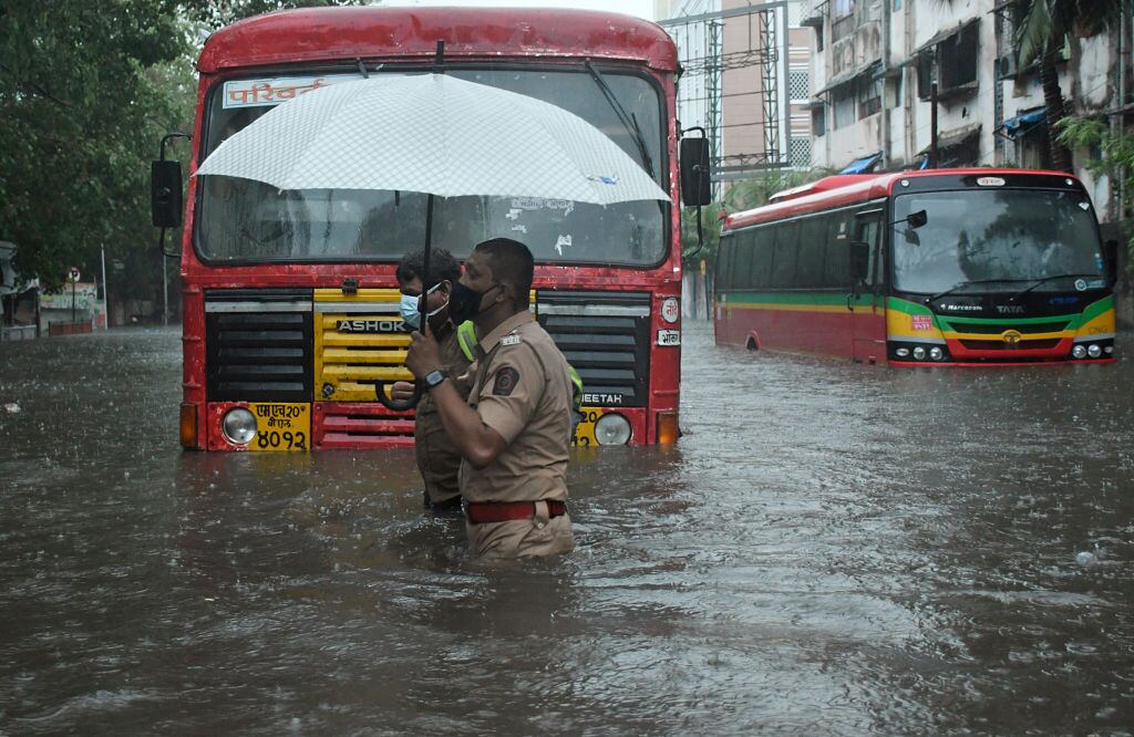 El ciclón provoca inundaciones en las calles de Bombay