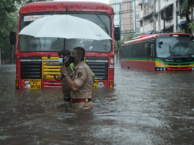 El ciclón provoca inundaciones en las calles de Bombay