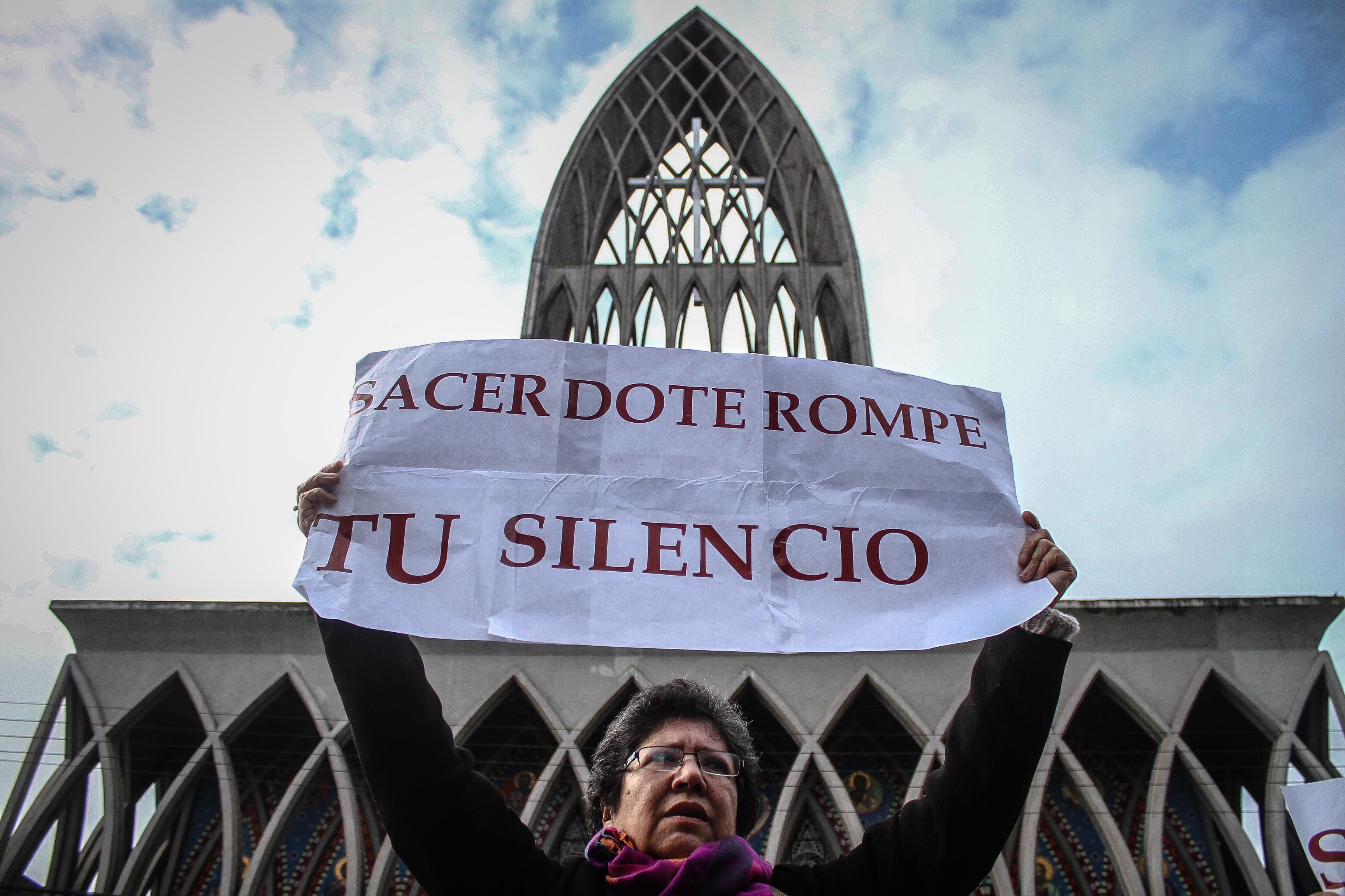 17 de JUNIO de 2018 / OSORNOLa agrupación "Laicos y Laicas de Osorno", realizaron una manifestación pacífica en las afueras de la Catedral San Mateo Apóstol, tras la Misa de la Reconciliación, la que buscó reunir a todos los sectores de la comunidad que ha estado dividida desde el nombramiento del ex obispo Juan Barros en 2015.FOTO: HANS SCOTT / AGENCIAUNO