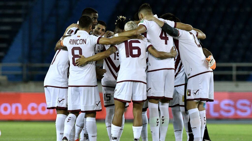 BARRANQUILLA, COLOMBIA - OCTOBER 09: Players of Venezuela huddle prior to a match between Colombia and Venezuela as part of South American Qualifiers for Qatar 2022 at Estadio Metropolitano on October 09, 2020 in Barranquilla, Colombia. (Photo by Gabriel Aponte/Getty Images)