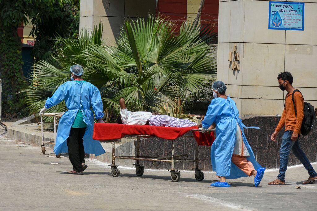 Trabajadores de la salud ingresan con urgencia a un paciente Covid-19 en India